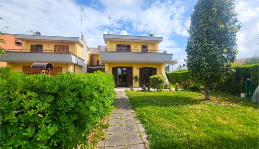 villa bifamiliare in zona residenziale