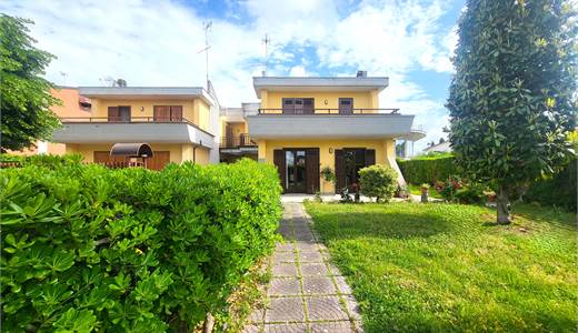 villa bifamiliare in zona residenziale